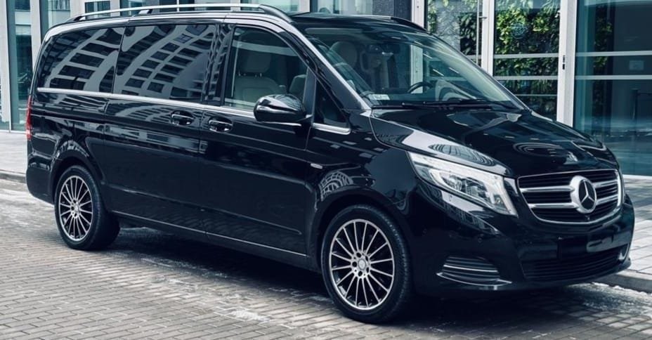 Munich Luxury Transfers luxury chauffeur vehicle airport pickup