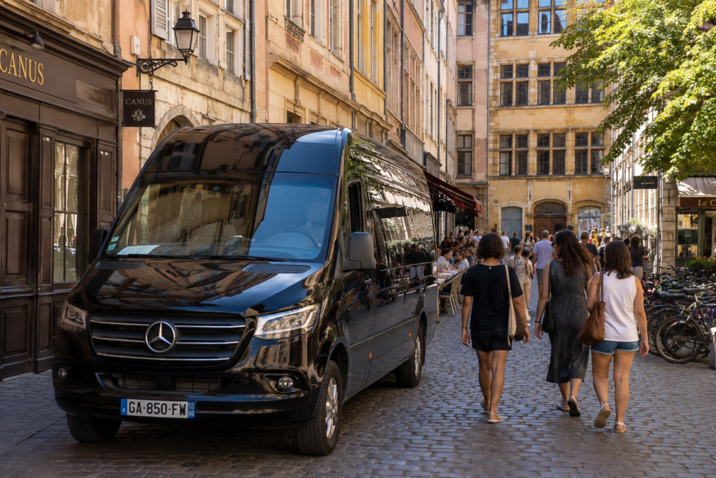 Chófer privado para hacer turismo en París con vehículo Mercedes de lujo cerca de la Torre Eiffel