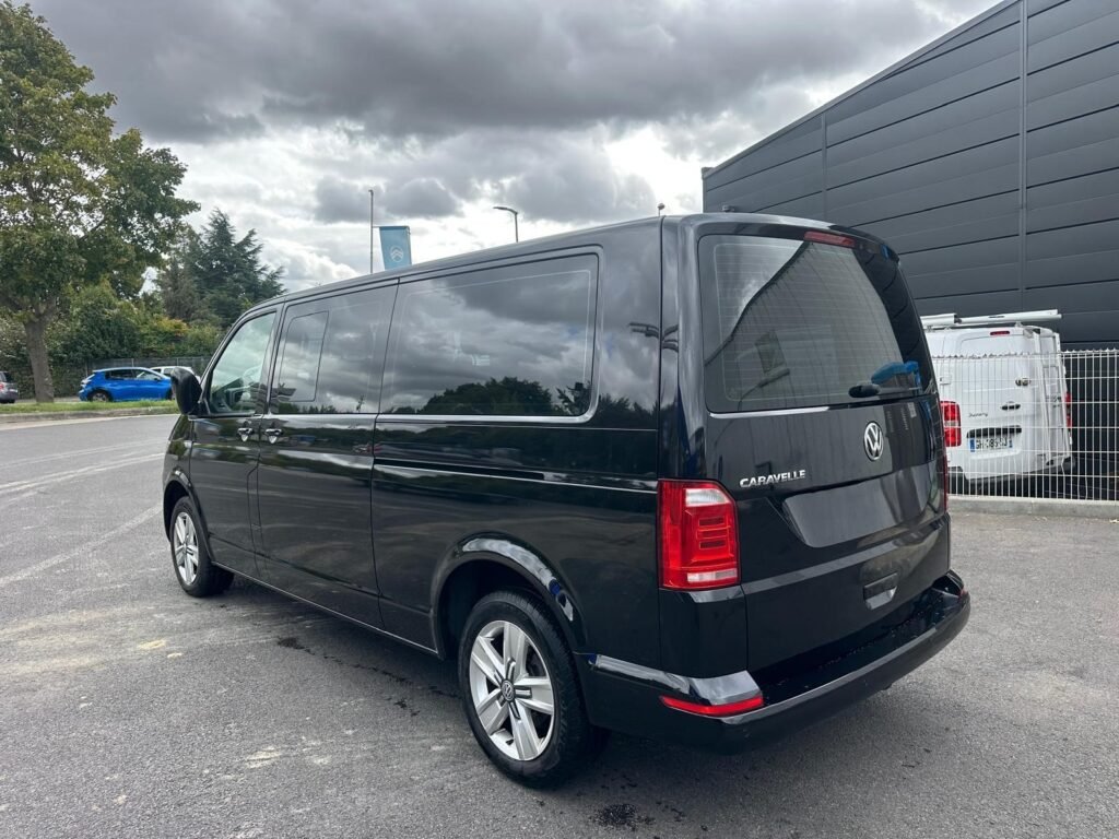 Alquiler de minibus con conductor en Lyon para traslados de grupos y excursiones privadas en Francia.