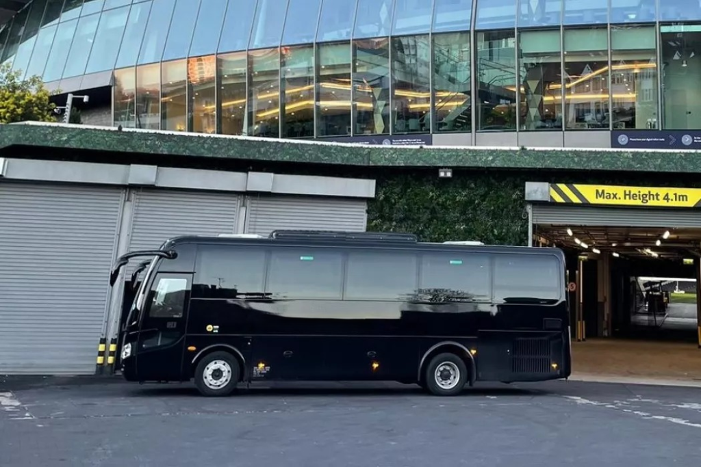Alquiler de minibus con conductor en Lyon para traslados de grupos y excursiones privadas en Francia.