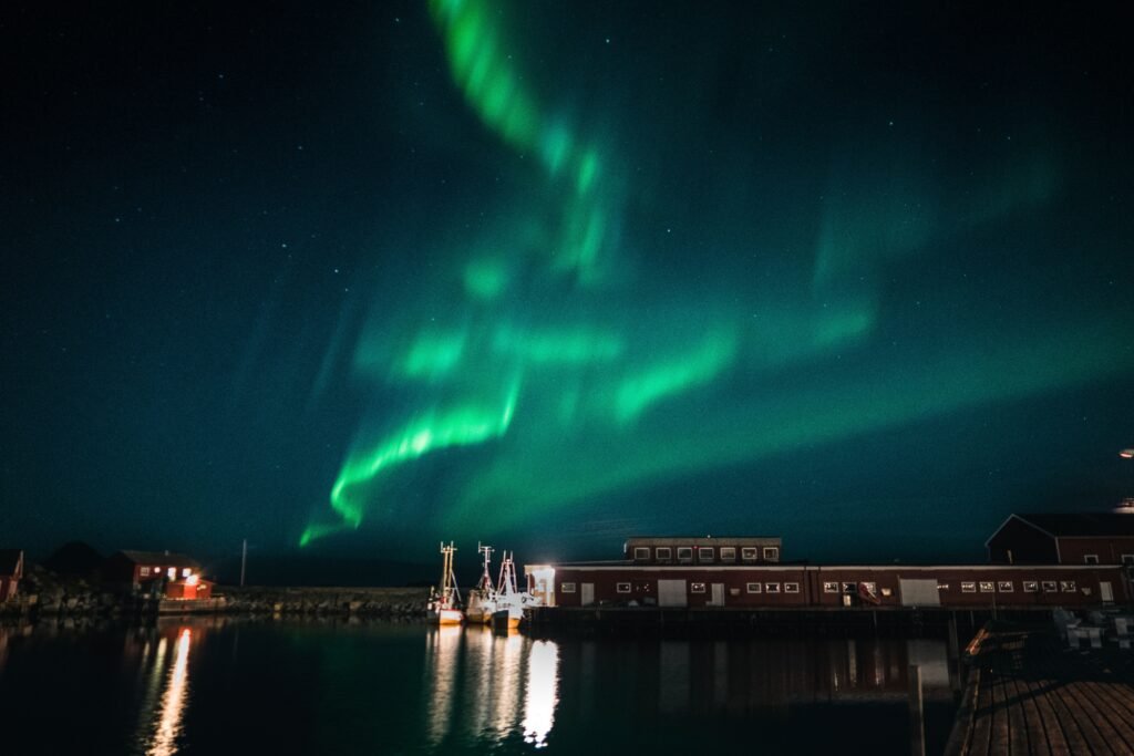 Nordlichter-Bootstour in Tromsø, Norwegen, mit Blick auf die Aurora Borealis über den arktischen Fjorden.
