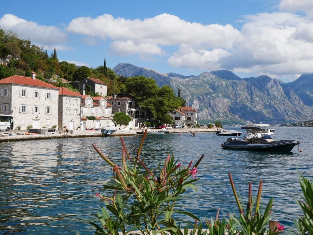Melhores lugares para visitar em Gusinje e Plav, Montenegro, com o Lago Plav e as montanhas do Parque Nacional de Prokletije